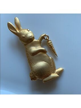 JONETTE JEWELRY Signed JJ vintage Rabbit with articulated carrot pin spring gold